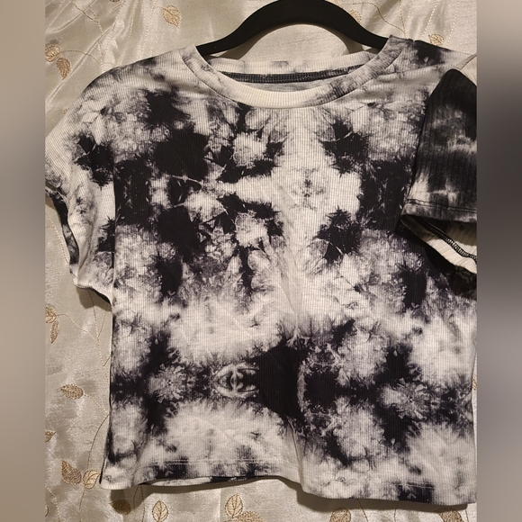 Lot of 2 NWOT blk + wt tye dye crop tops SZ Med 🖤 - Picture 4 of 10